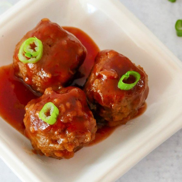 Slow Cooker Sweet and Spicy Meatballs Plated Close Up (1)