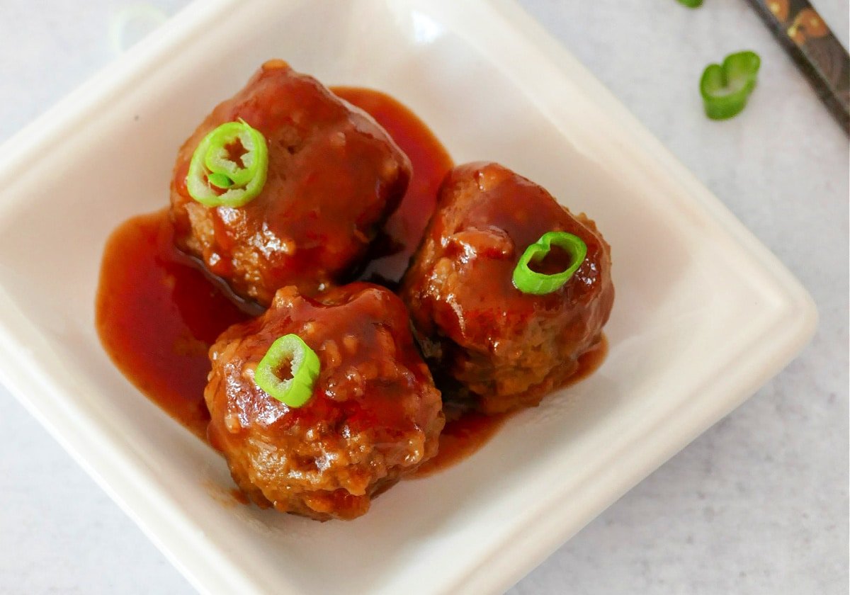 Slow Cooker Sweet and Spicy Meatballs Plated Close Up (1)