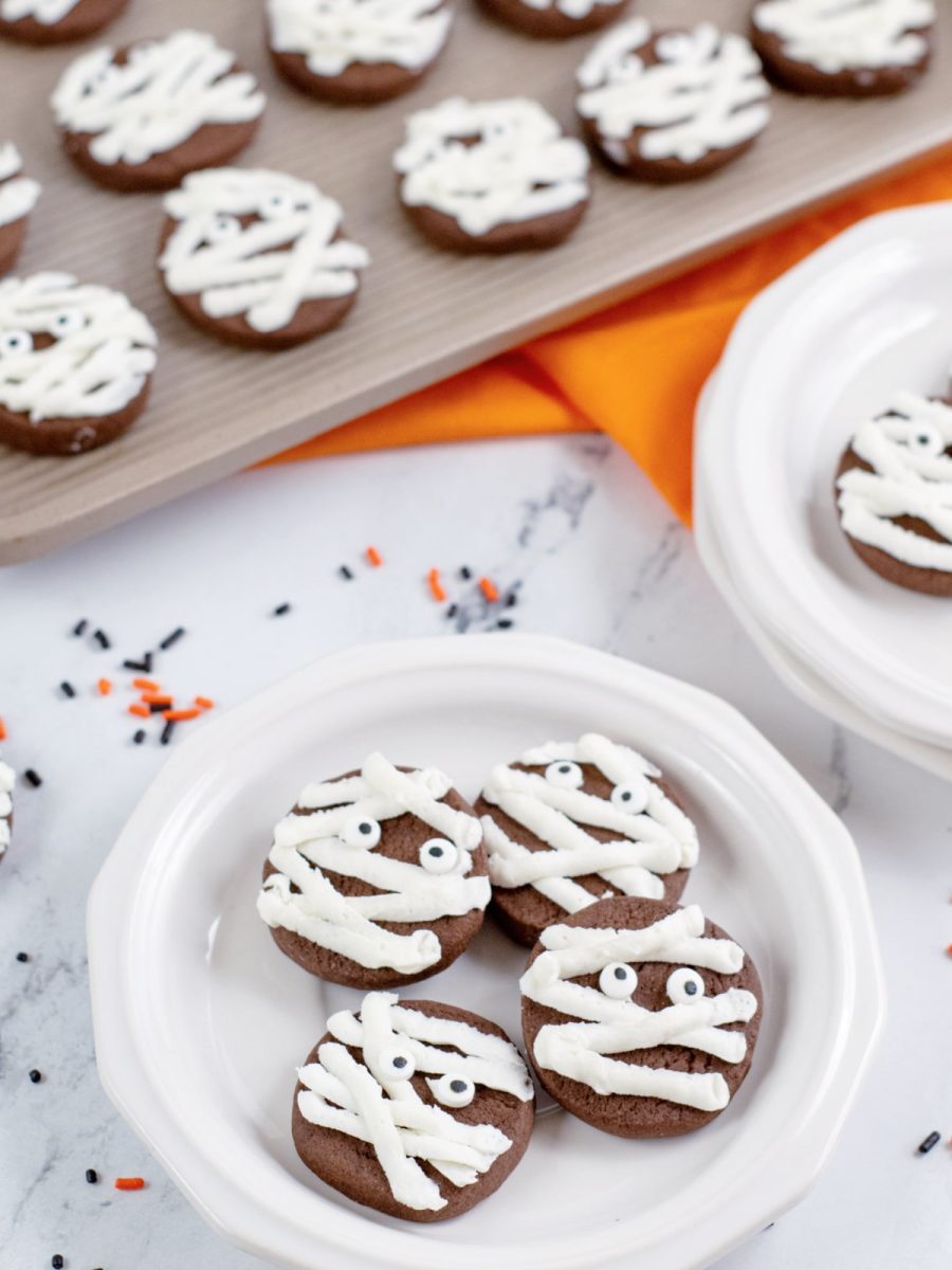 The Cutest Chocolate Mummy Cookies for Halloween!