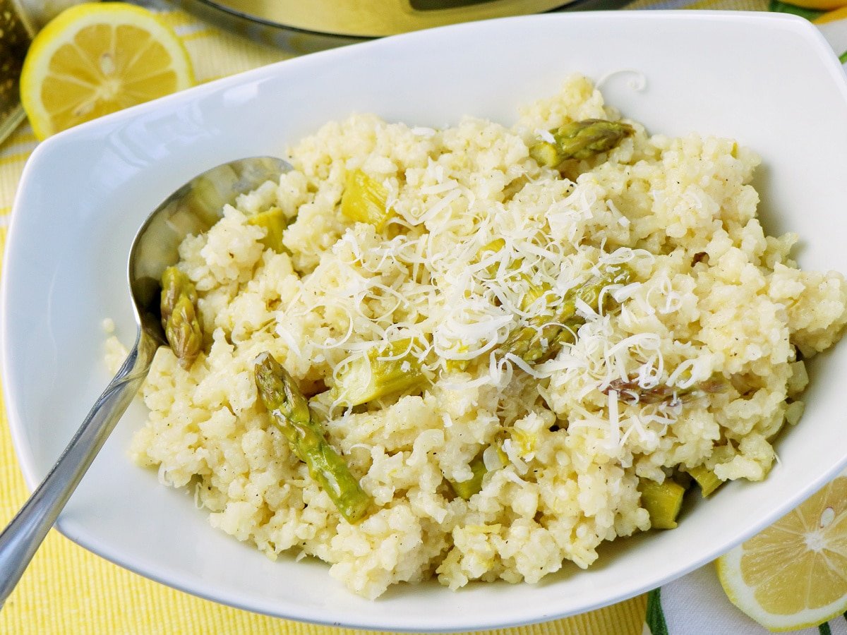 Easy Slow Cooker Asparagus Risotto With Lemon   Slow Cooker Asparagus Risotto In Bowl 