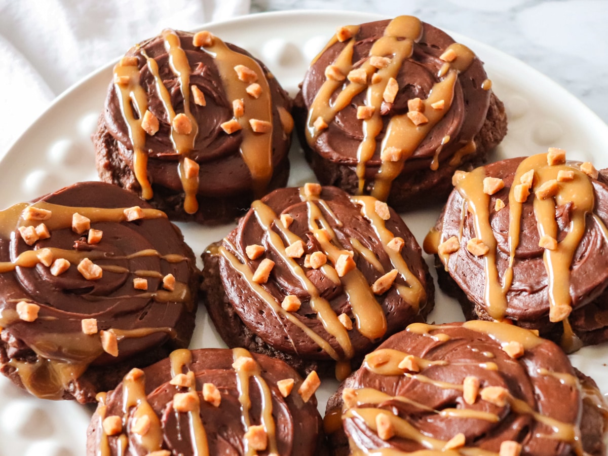 https://justisafourletterword.com/wp-content/uploads/2022/03/Chocolate-Caramel-Cookies-with-toffee-topping.jpg