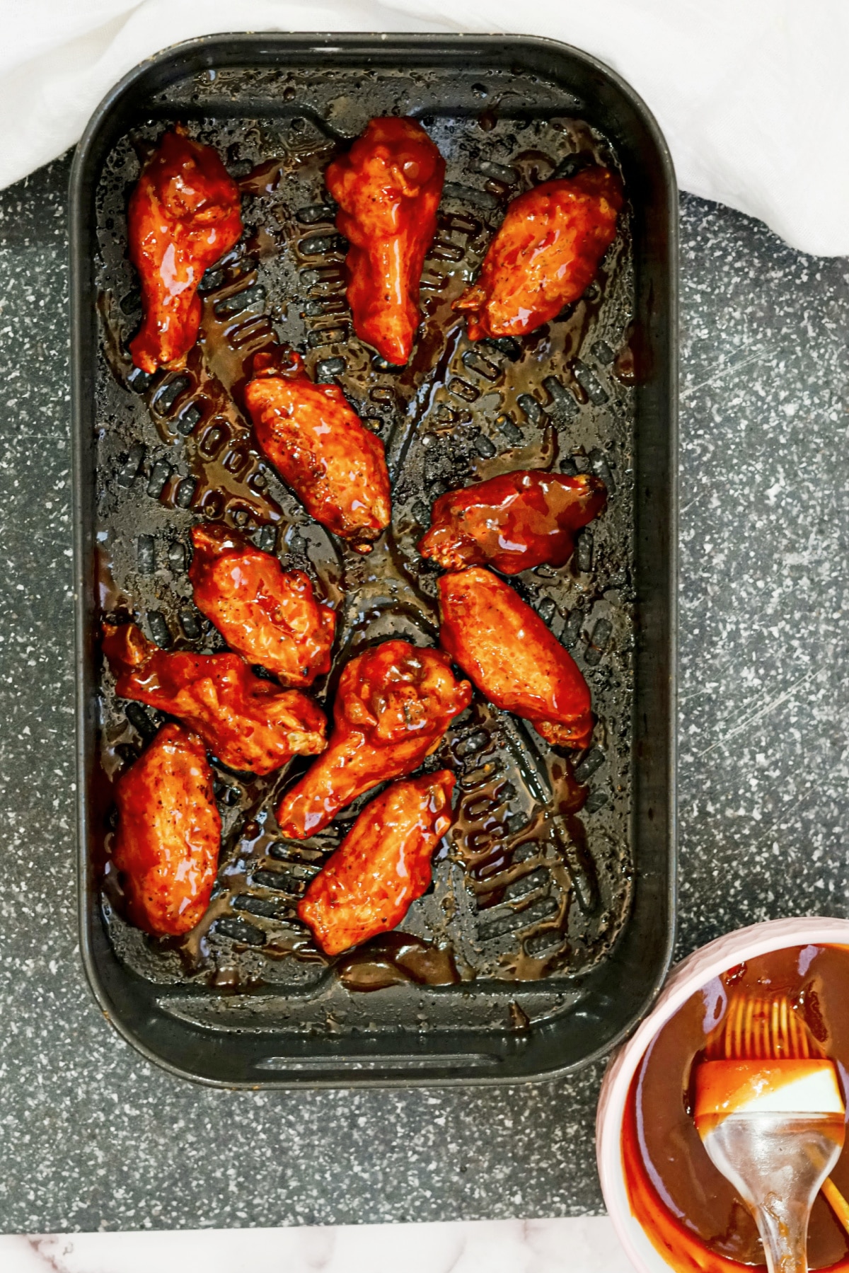 add sauce to wings