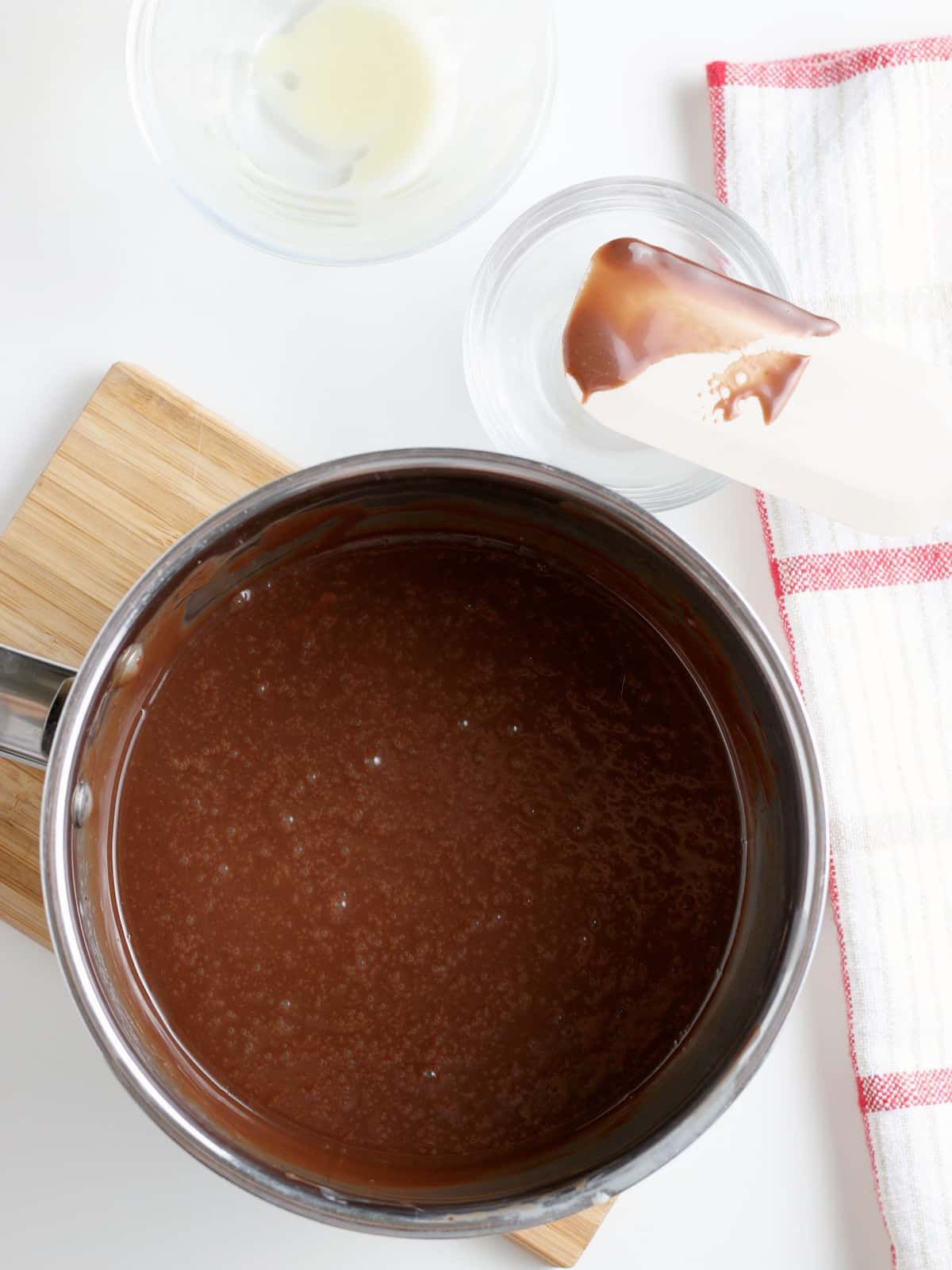 melted chocolate sauce in saucepan