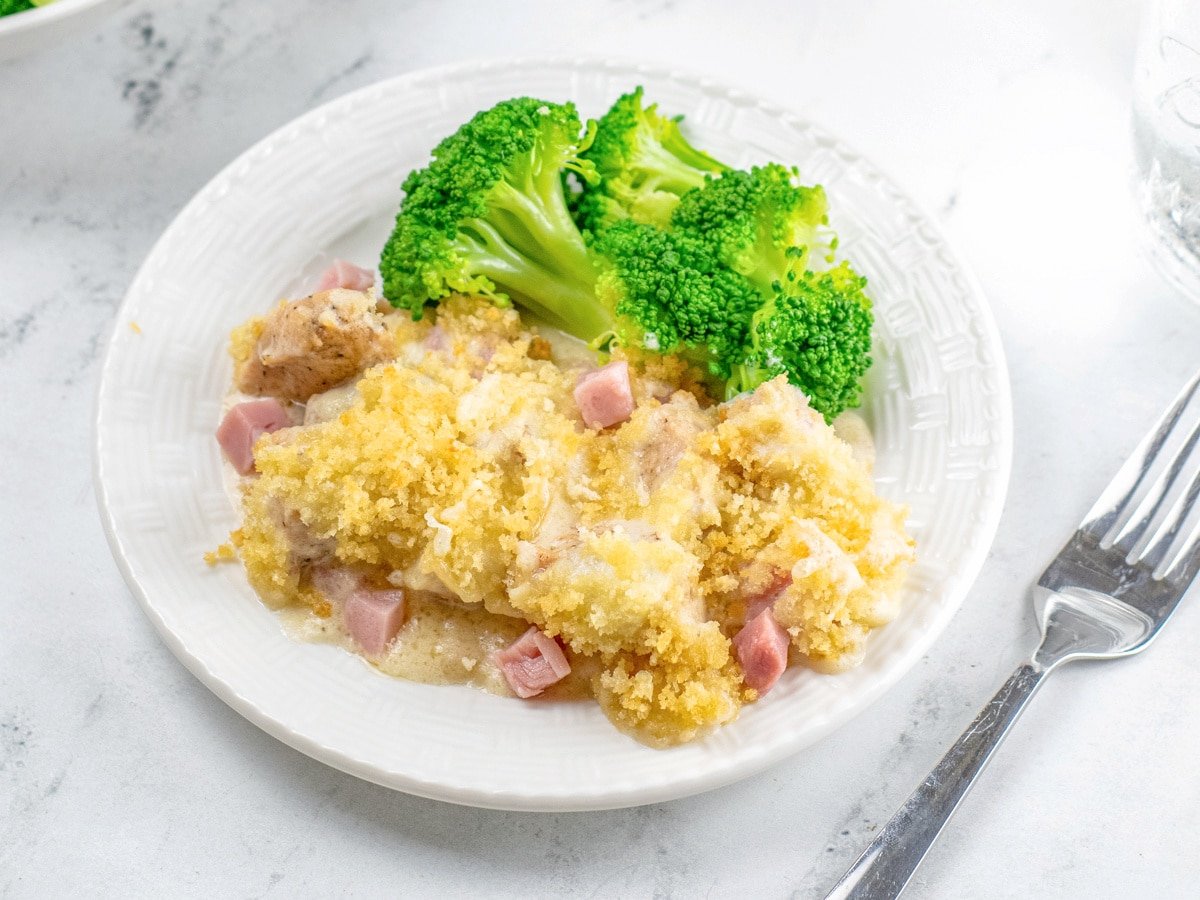 chicken cordon bleu casserole with broccoli