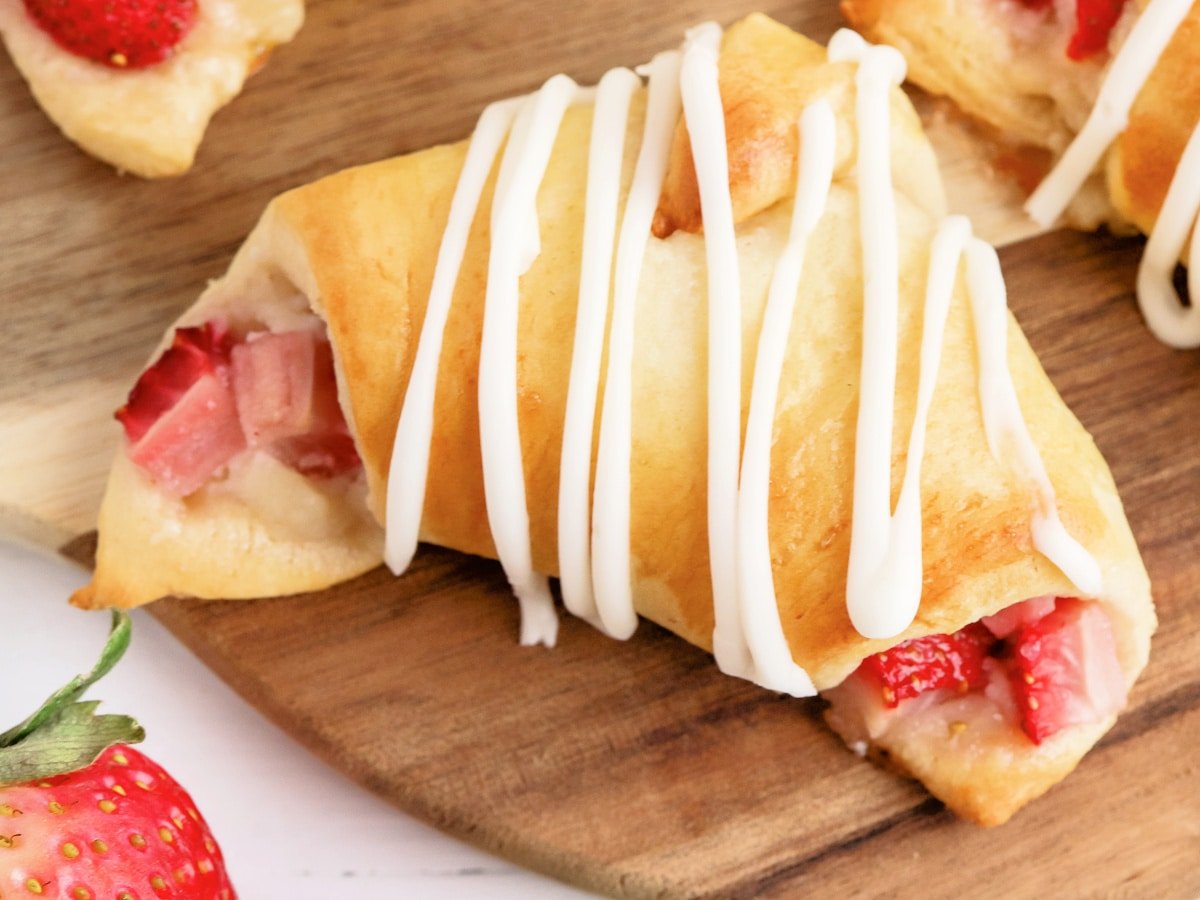 Cheesecake Filled Roll Ups - The Midnight Baker - Cheesecake Crescents