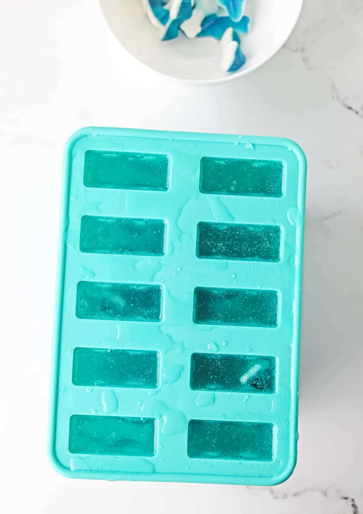 add liquid to popsicle mold